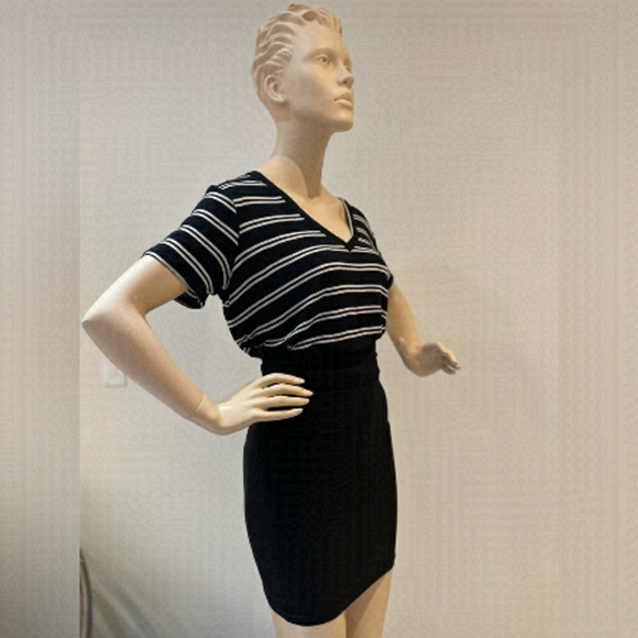 SPLENDID Relaxed V-neck tee Size Small - Picture 3 of 12